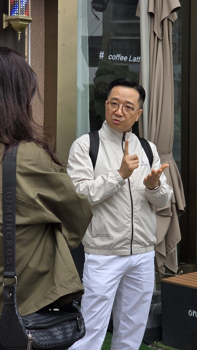 현지에서 직접 바이어와 상담하는 조영범 대표