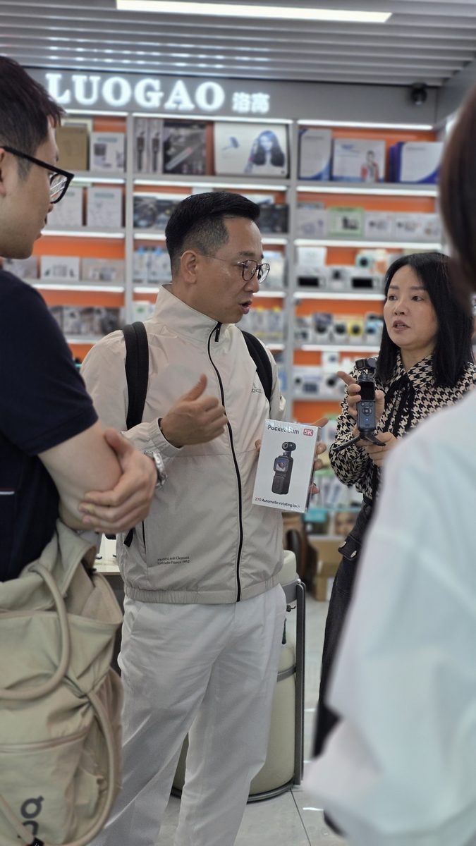 전자기기 매장에서 상품을 직접 확인·검품