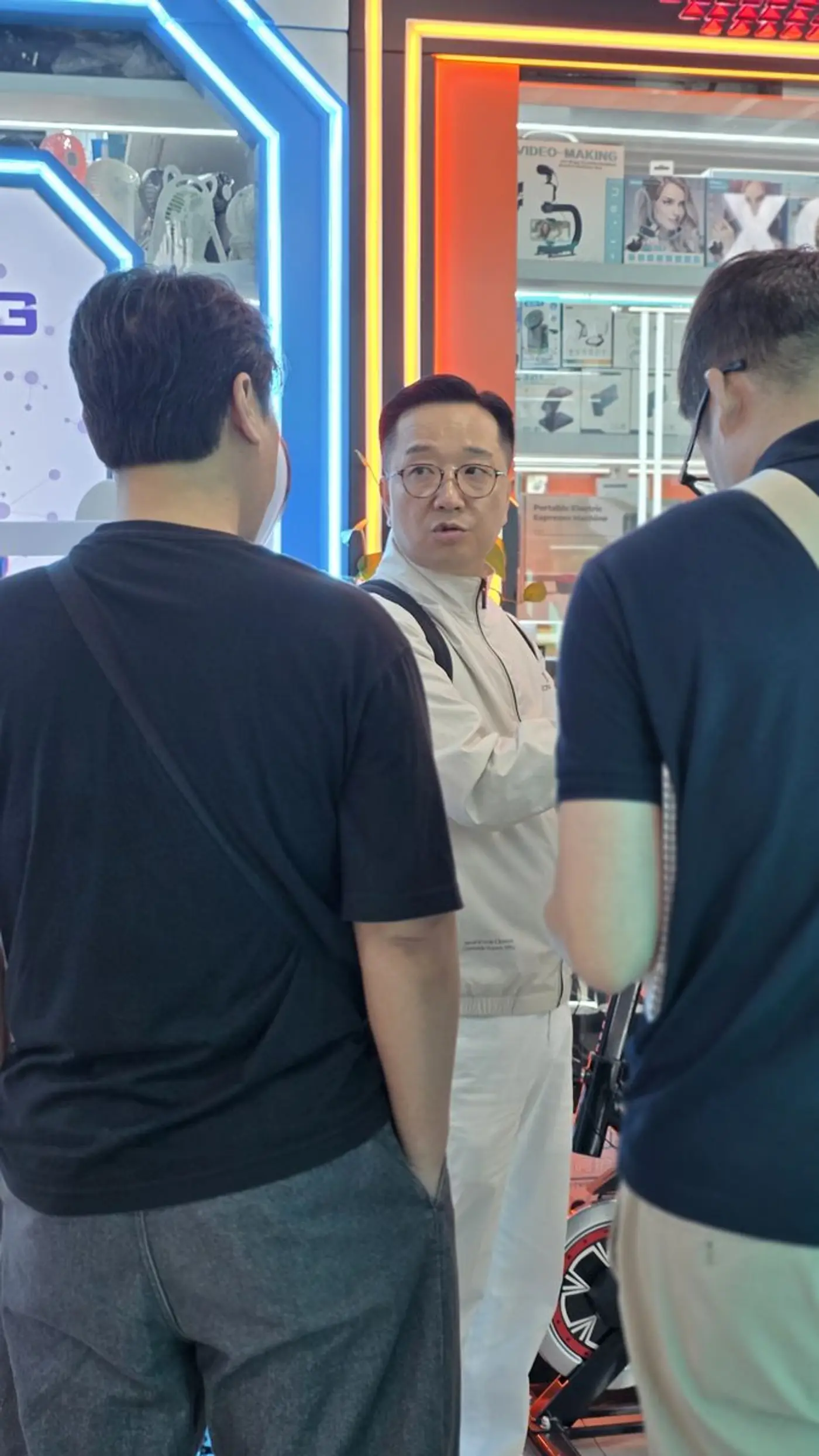 중국 이우시장에서 상품을 확인하는 이우투어 현장